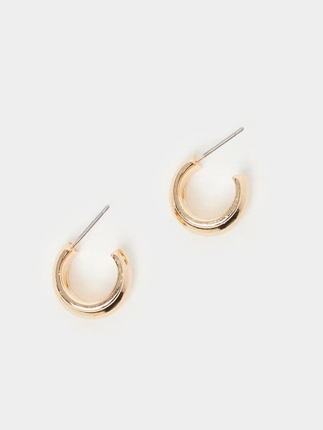 Styli Chic Hoop Earrings for the Contemporary Woman - Image 1