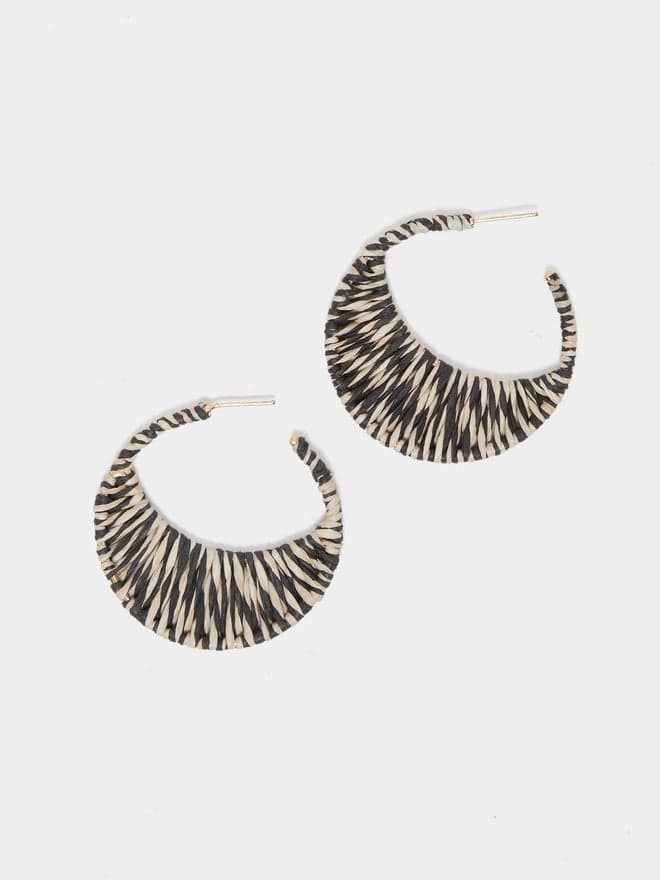 Elegant Styli Textured Hoop Earrings for Fashion-Forward Women - Image 1