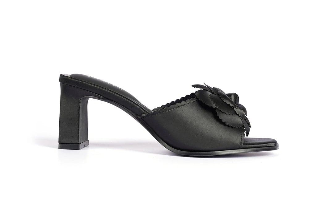 Elegant Mid-Heel Lifestyle Pumps for Sophisticated Women - Image 1