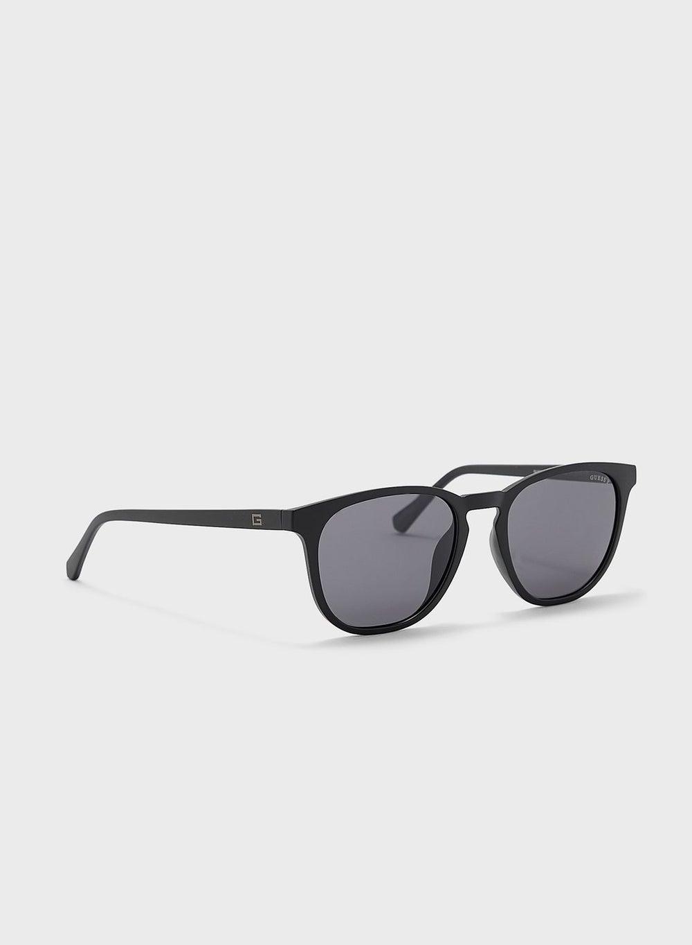 GUESS Wayfarers: Chic Sunglasses for the Modern Woman - Image 1
