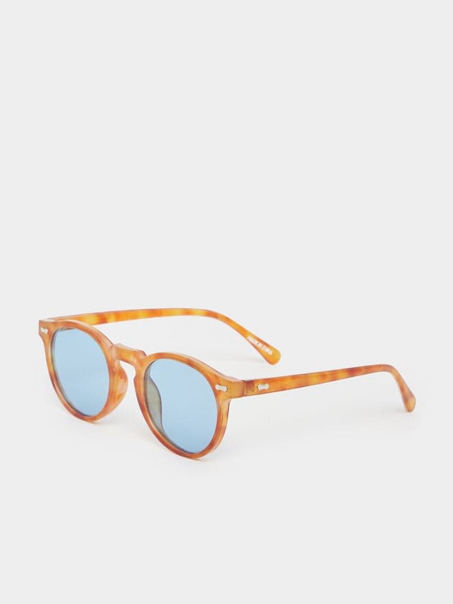 Styli Tinted Round Sunglasses for the Modern Man - Image 1