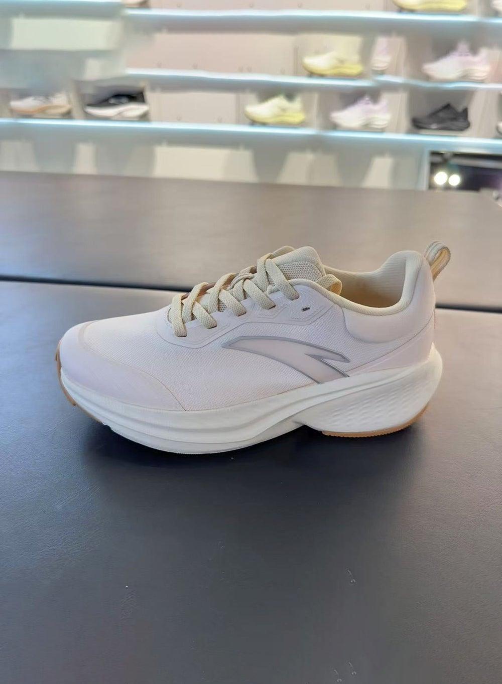 Elegant Low Top Running Shoes Model for Sports Enthusiasts - Image 1