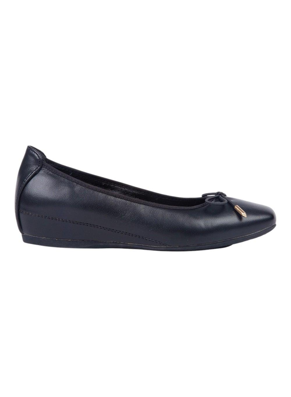 Elegant Bata Ballerinas – Timeless Black Flat Loafers - Image 1