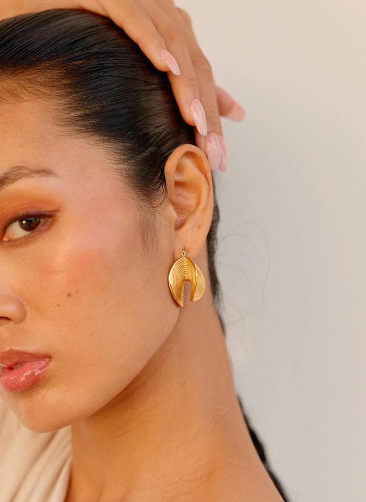 Noya Chloe Signature Earrings - 18K Gold Radiance - Image 1