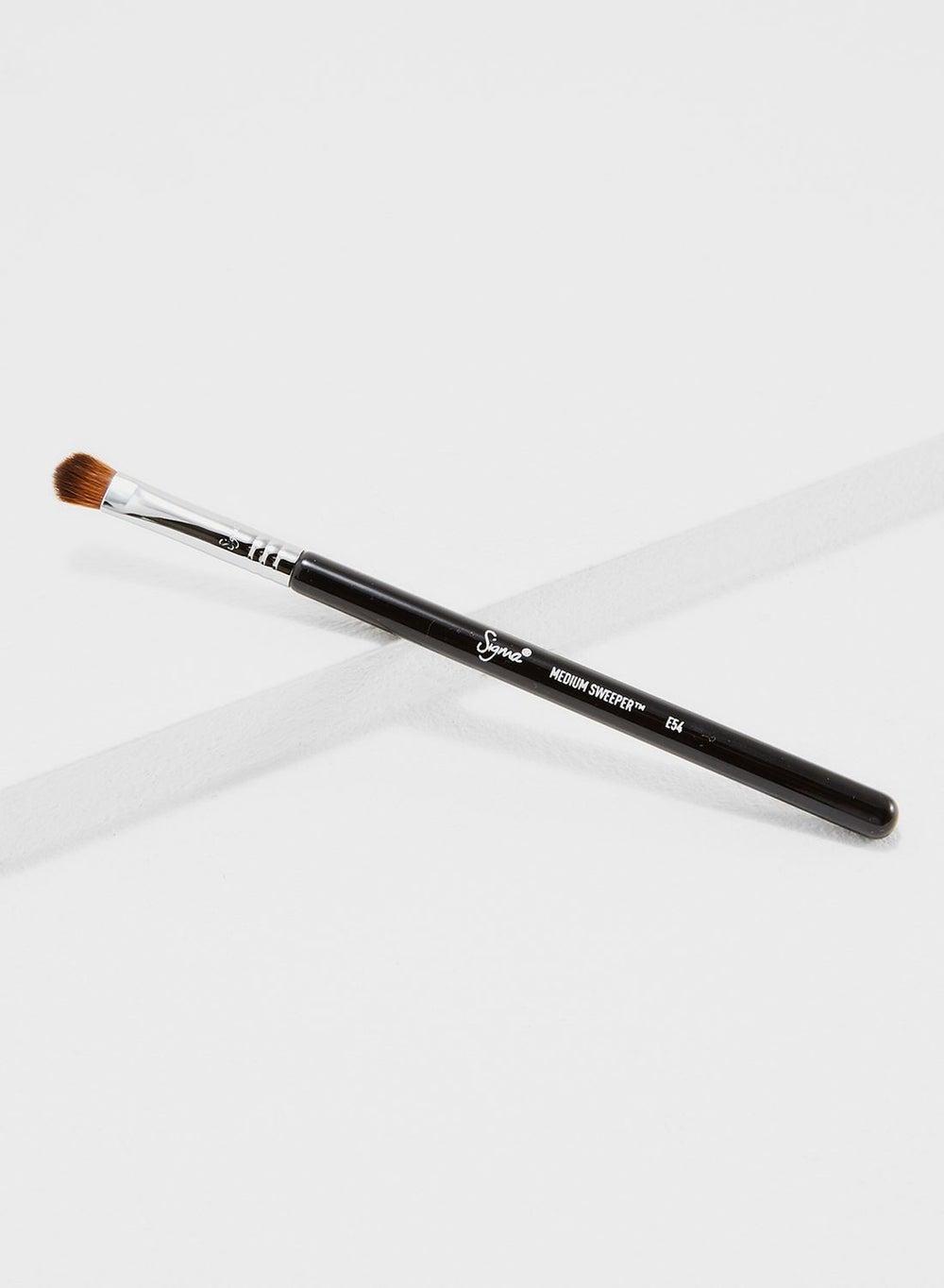 Luxurious Medium Sweeper Brush for Flawless Application - Image 1