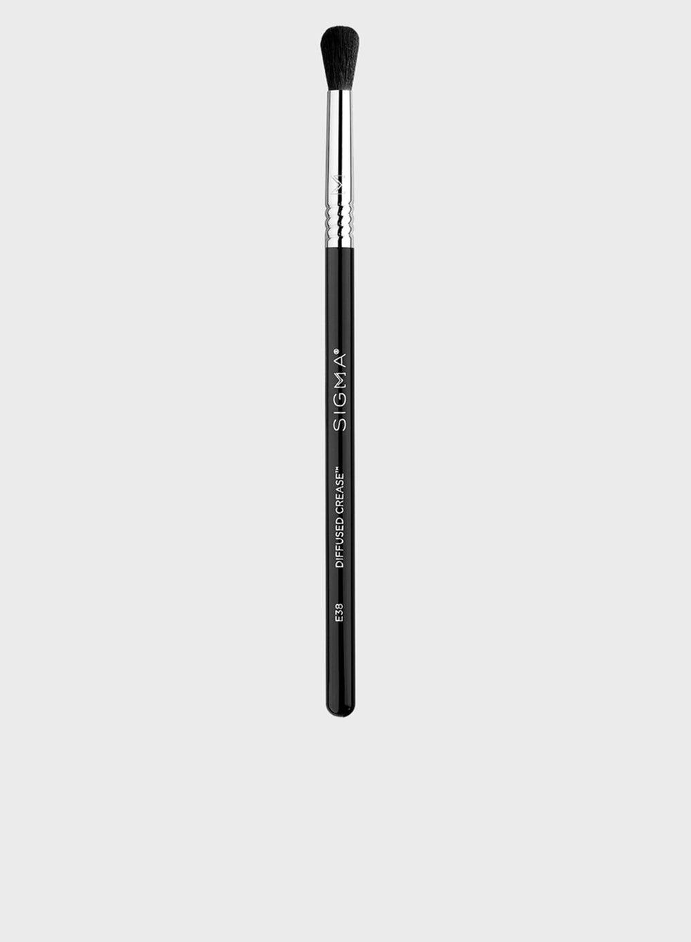 E38 - Luxe Diffused Crease Brush for Flawless Eyes - Image 1