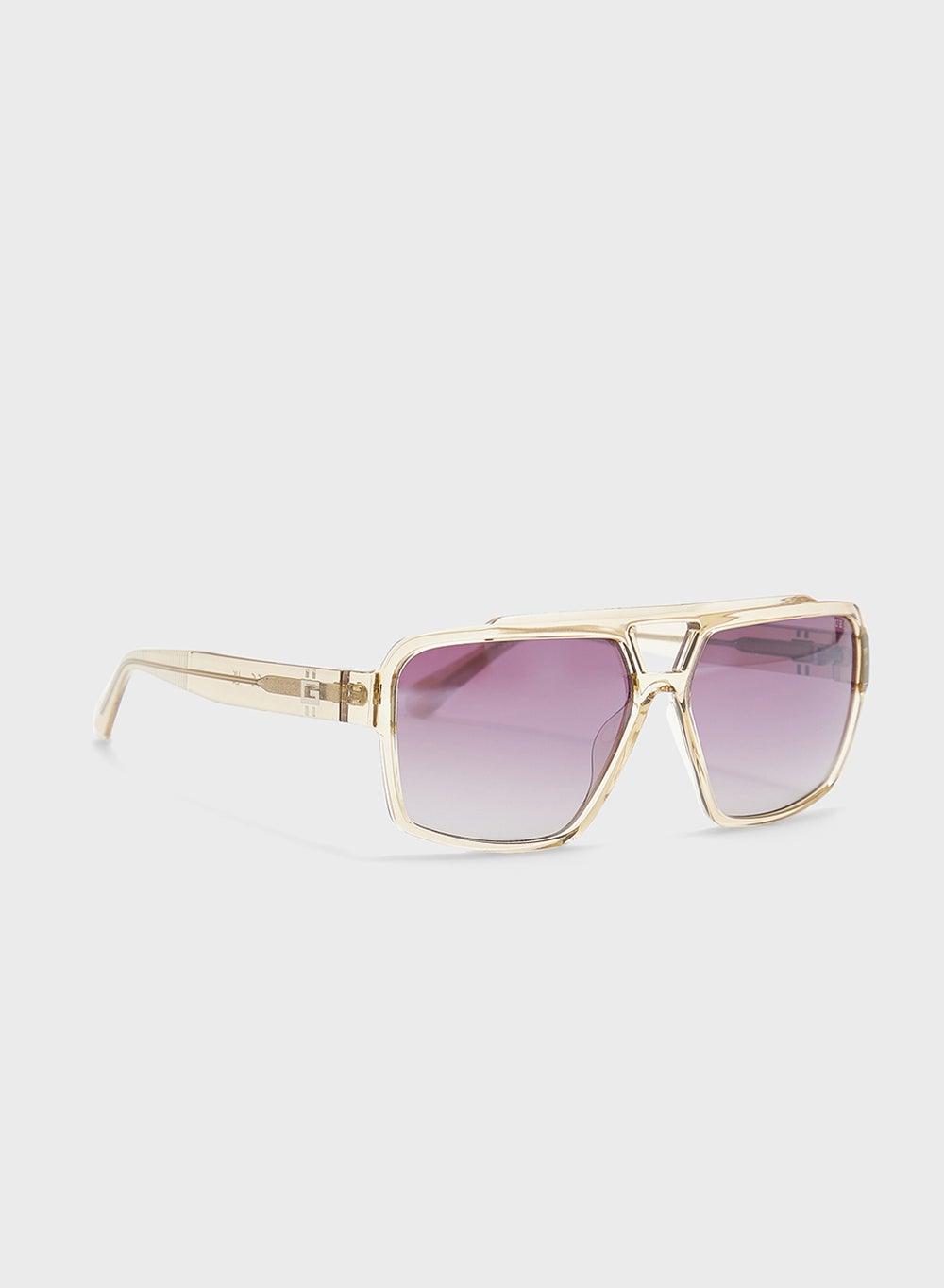 GUESS Gu0022357Z61 Wayfarers: A Merge of Style & Comfort - Image 1