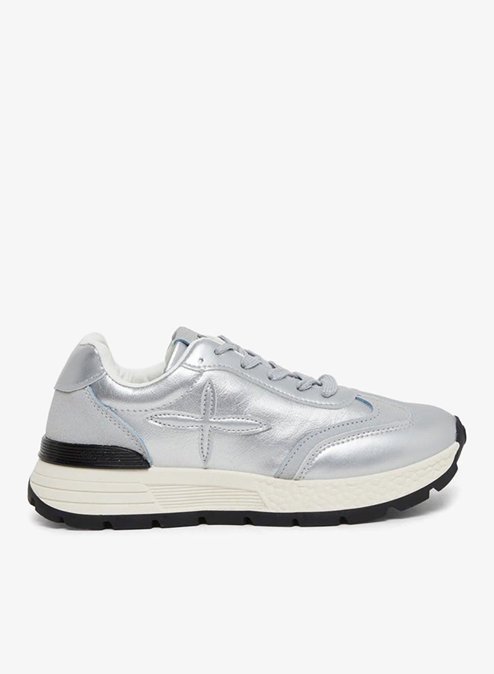 Classic Star Lace-Up Sneakers: Elegance Meets Comfort - Image 1