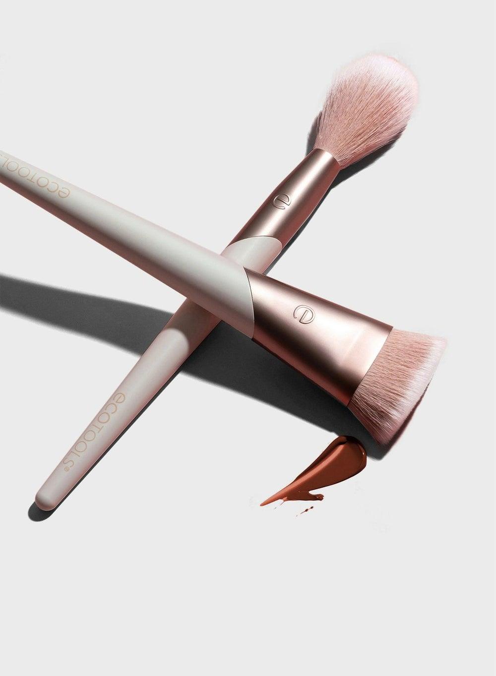 Luxe Flawless Foundation Brush: Seamless Coverage - Image 1
