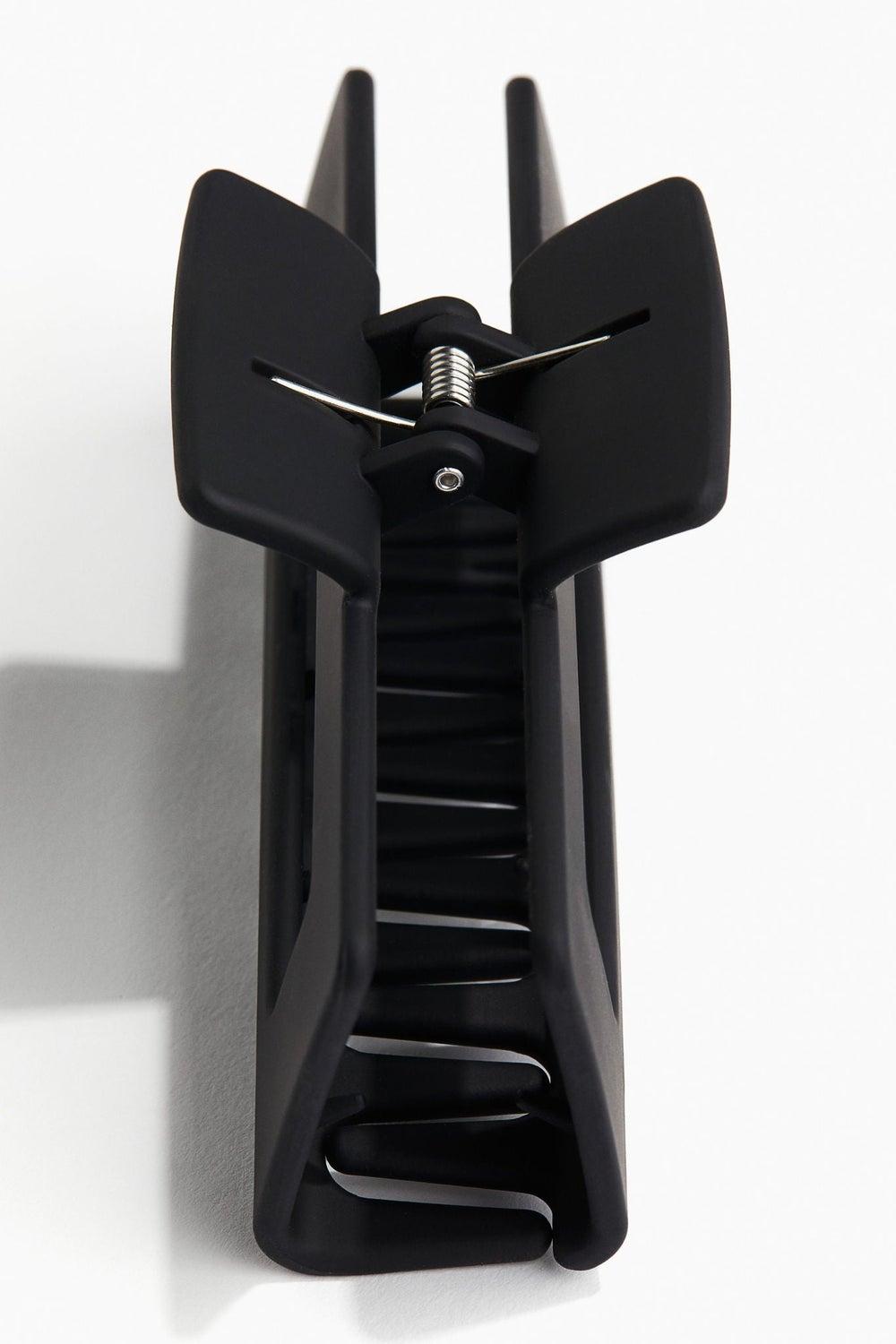 Elegant Black Hair Claw 005-09-090 for Refined Styling - Image 1
