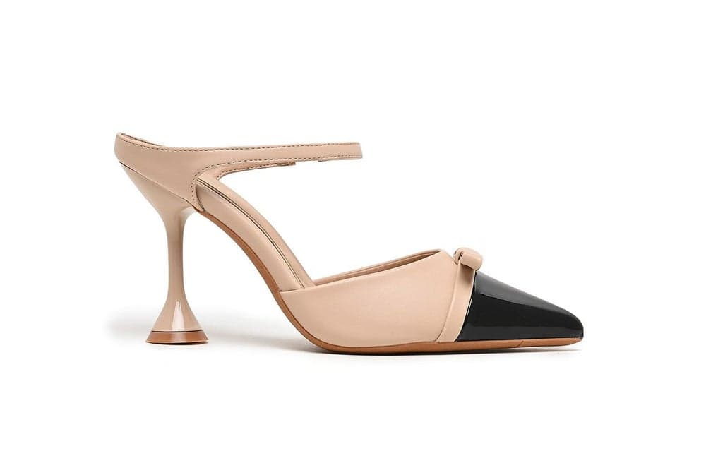 Elegant Two-Toned Pumps with Mid Heel Elevation - Image 1
