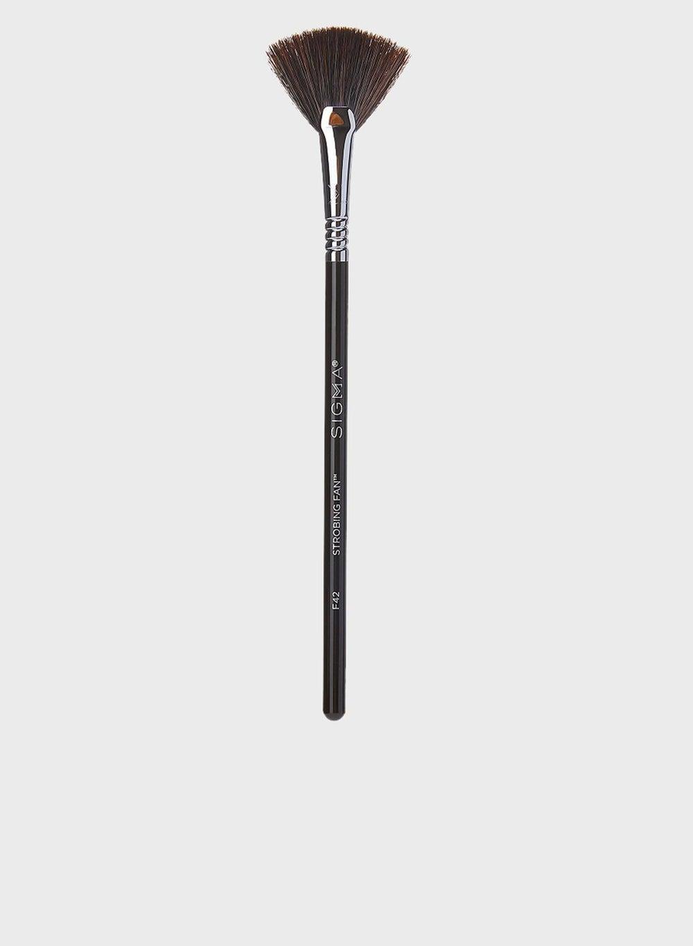 F42 Strobing Fan - Luminous Highlighter Brush - Image 1