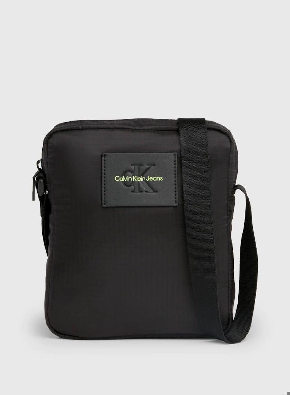 Calvin Klein Jeans Men's Logo Reporter Bag - Style Meets Function - Image 1