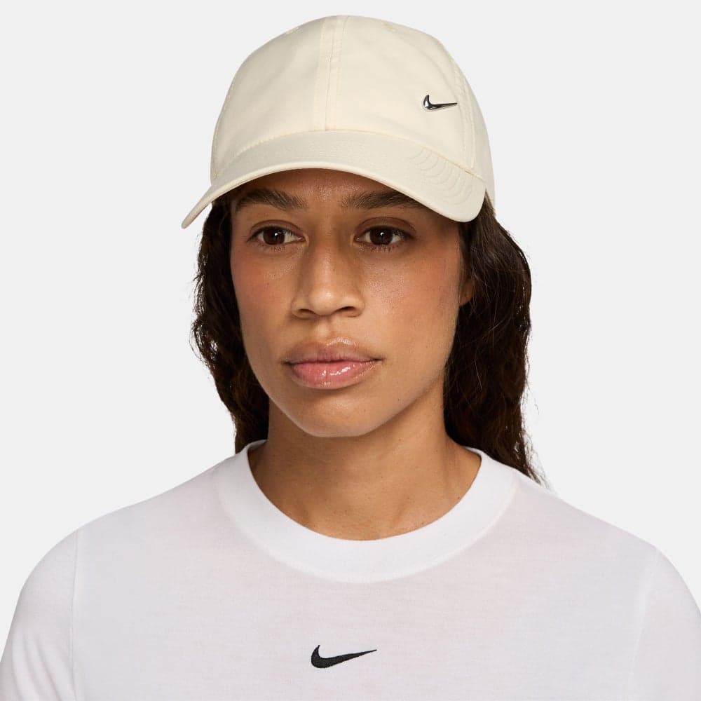Nike Men's Dri-FIT Club Swoosh Metal Cap: Sleek Comfort - Image 1
