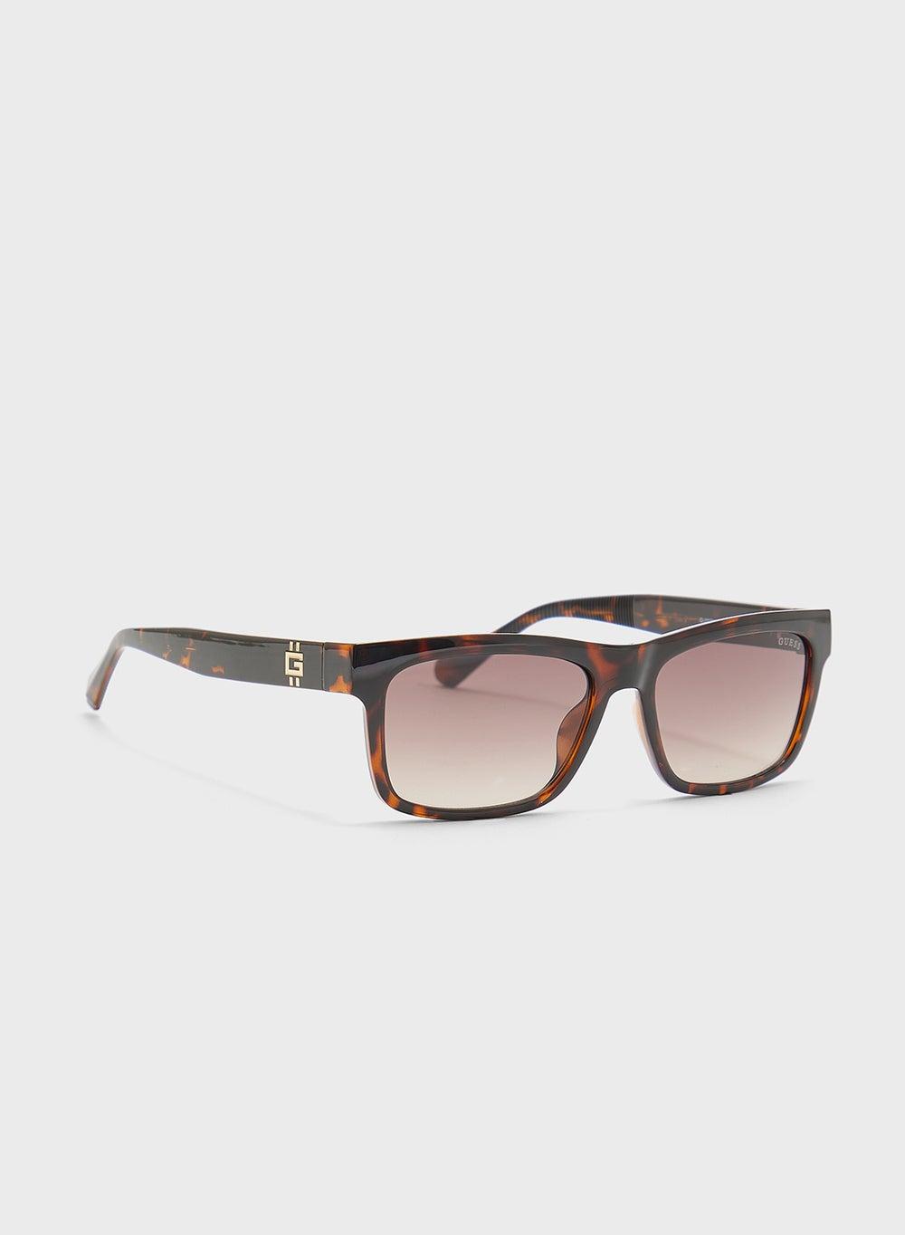 GUESS Gu0022152F57 Chic Wayfarers: Timeless Elegance Meets Modern Flair - Image 1