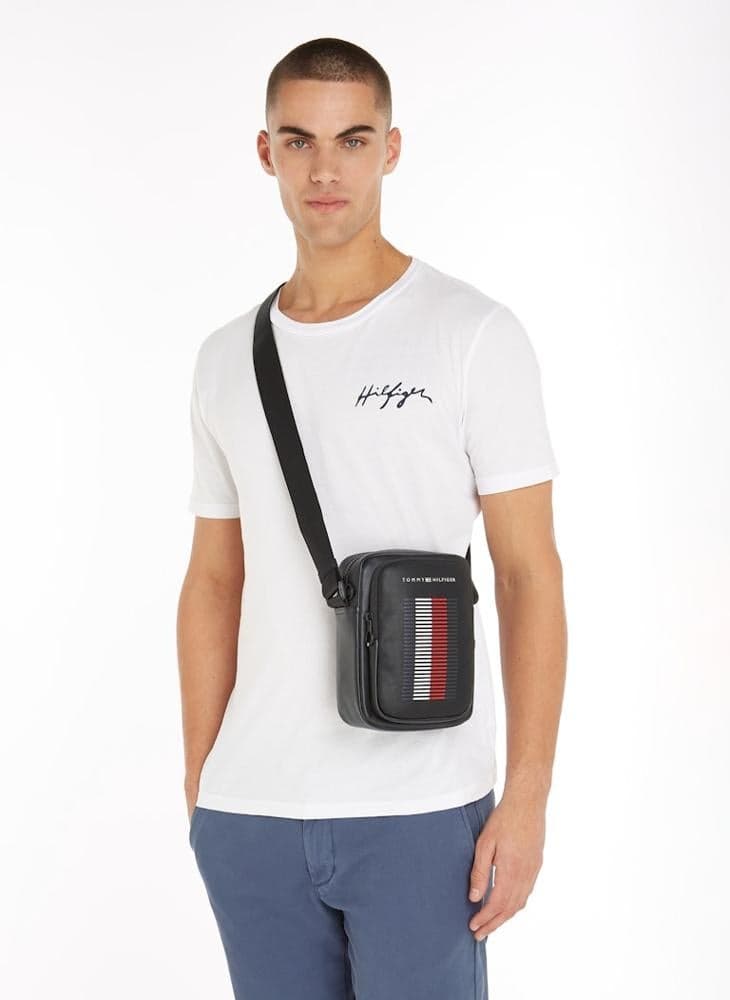 TOMMY HILFIGER Pique Pocket Reporter Bag: Style on the Go - Image 1