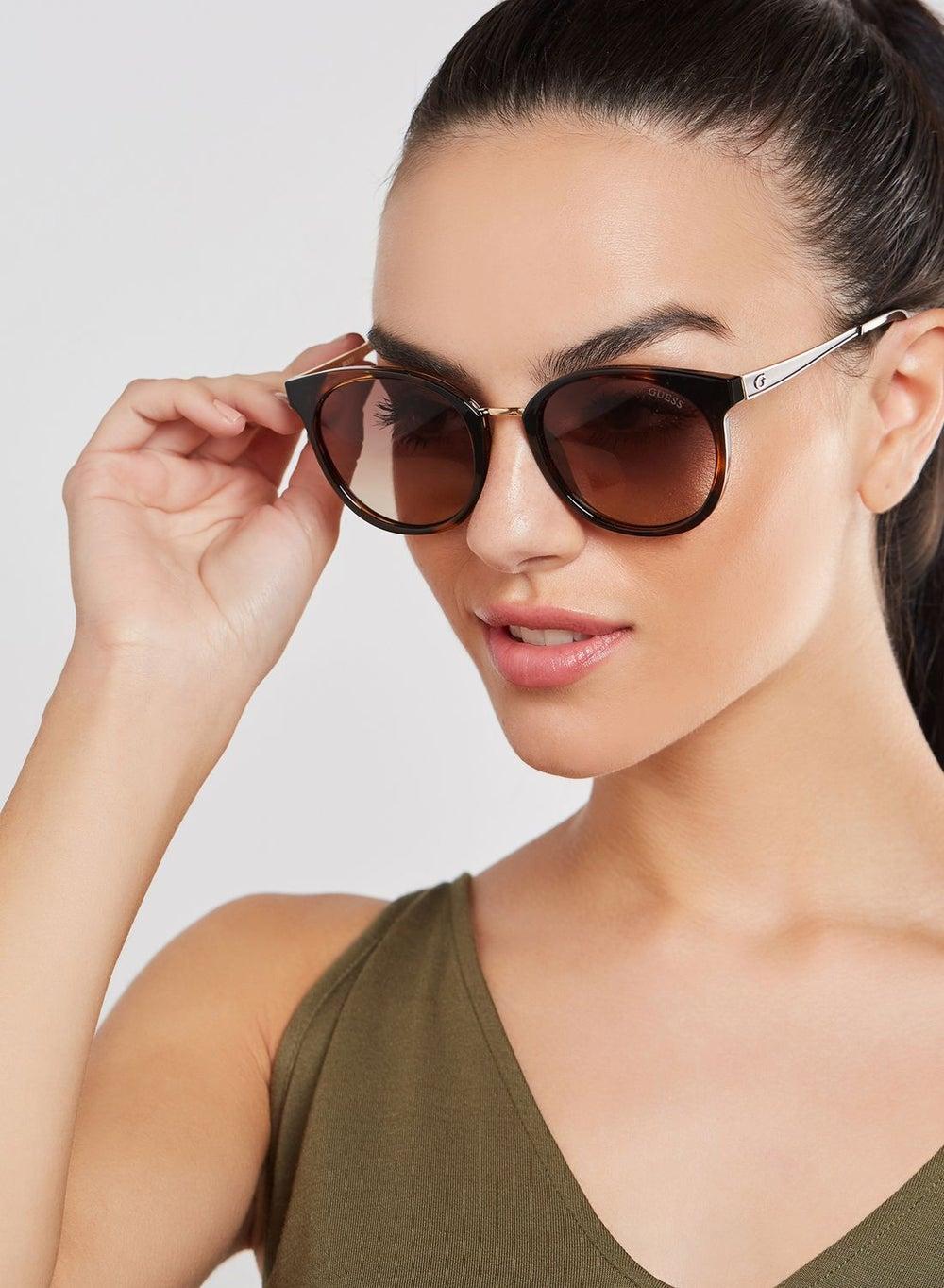 GUESS Chic Round Sunglasses for Sophisticated Style - Image 1