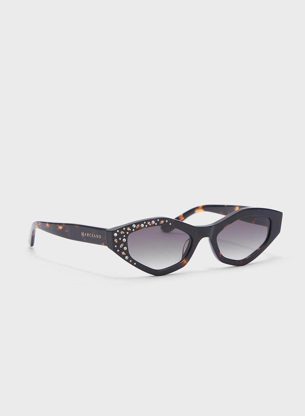 GUESS Women's Wayfarers: Chic Sunglasses with UV Protection - Image 1