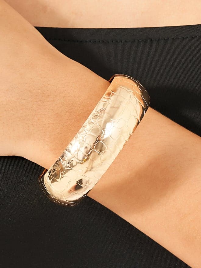 Styli Women's Glamorous Metallic Chunky Bangle - Image 1