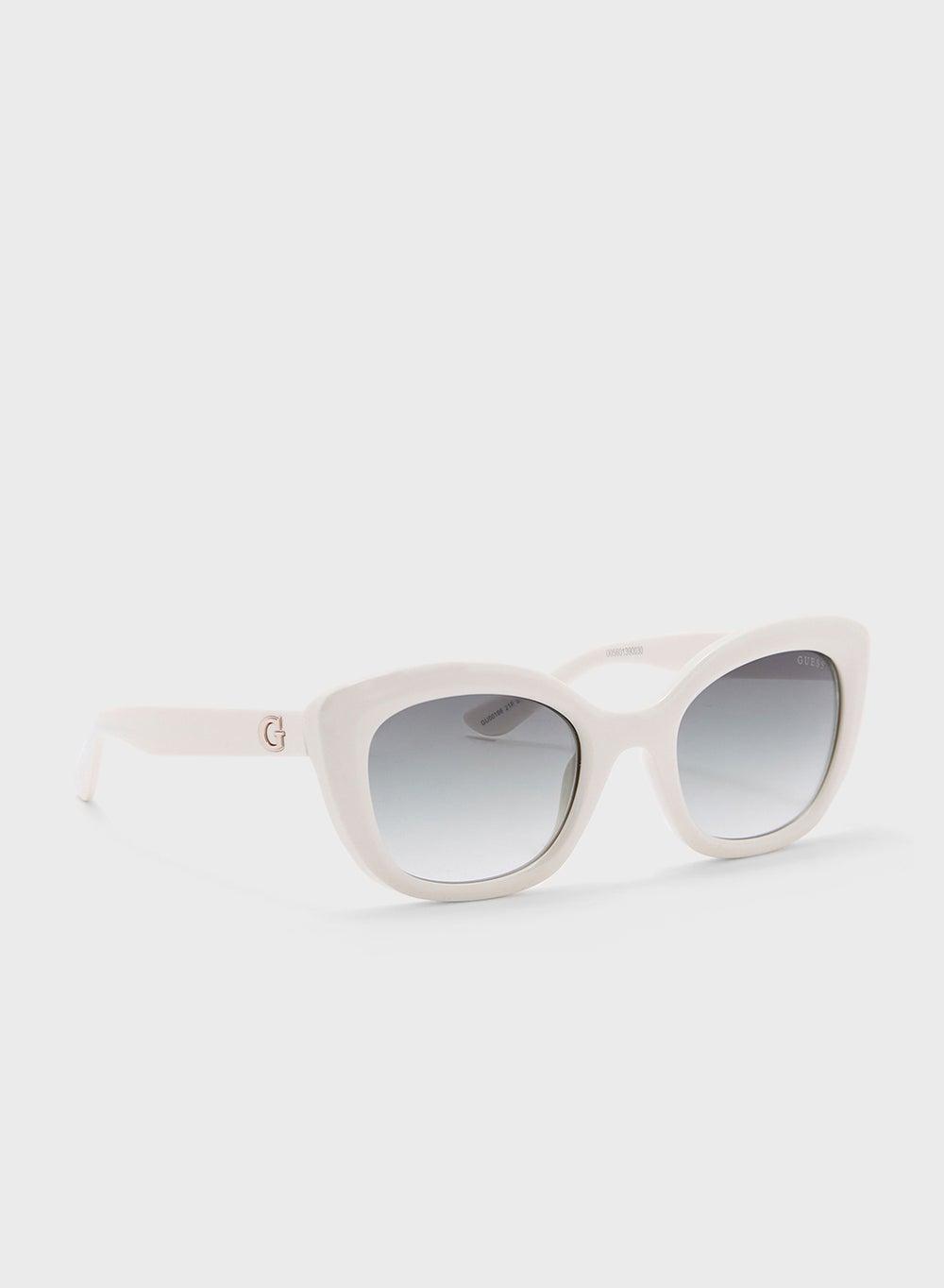 GUESS Cateye: Chic Sunglasses for the Modern Woman - Image 1