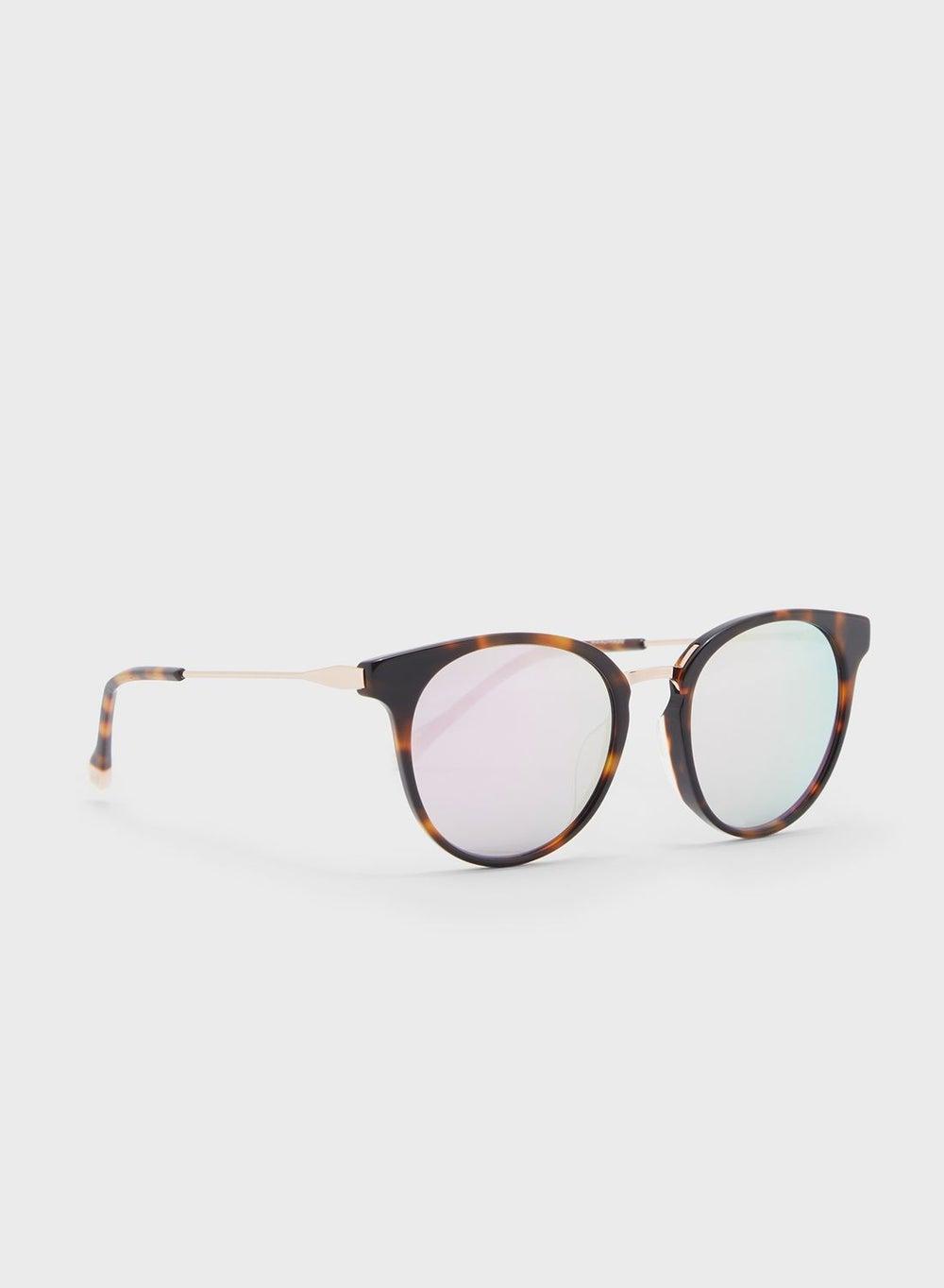 Le Specs Elegance: Tortoiseshell Sunglasses for Chic Women - Image 1