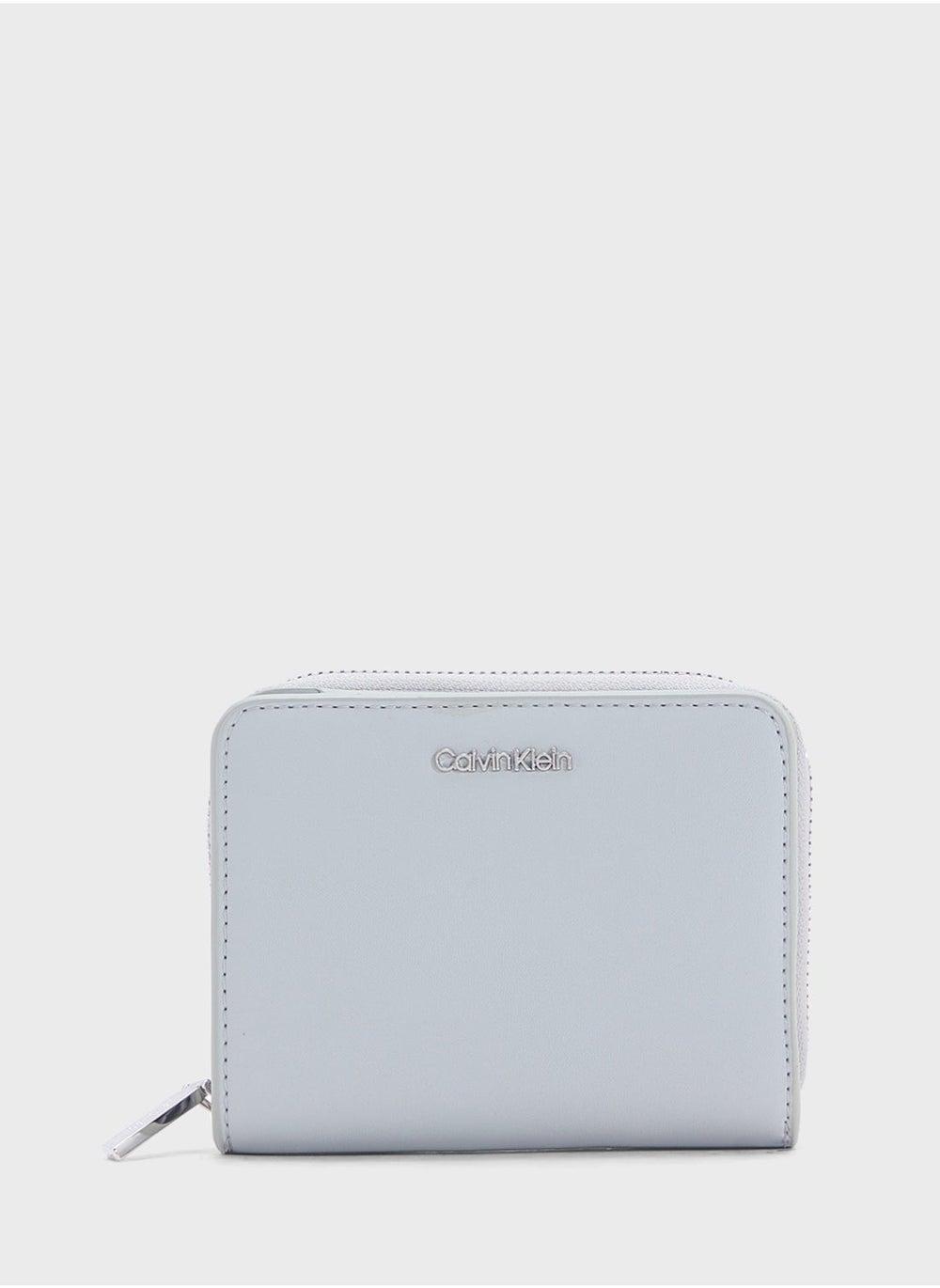 CALVIN KLEIN Sleek Medium Zip Wallet for Chic Organization - Image 1