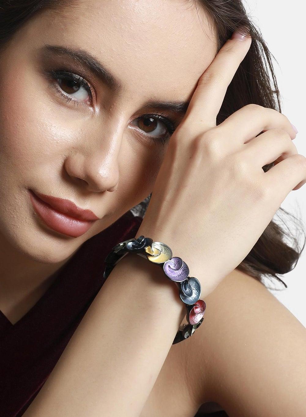 SOHI Metallic Swirl Charm Bracelet for Chic Elegance - Image 1