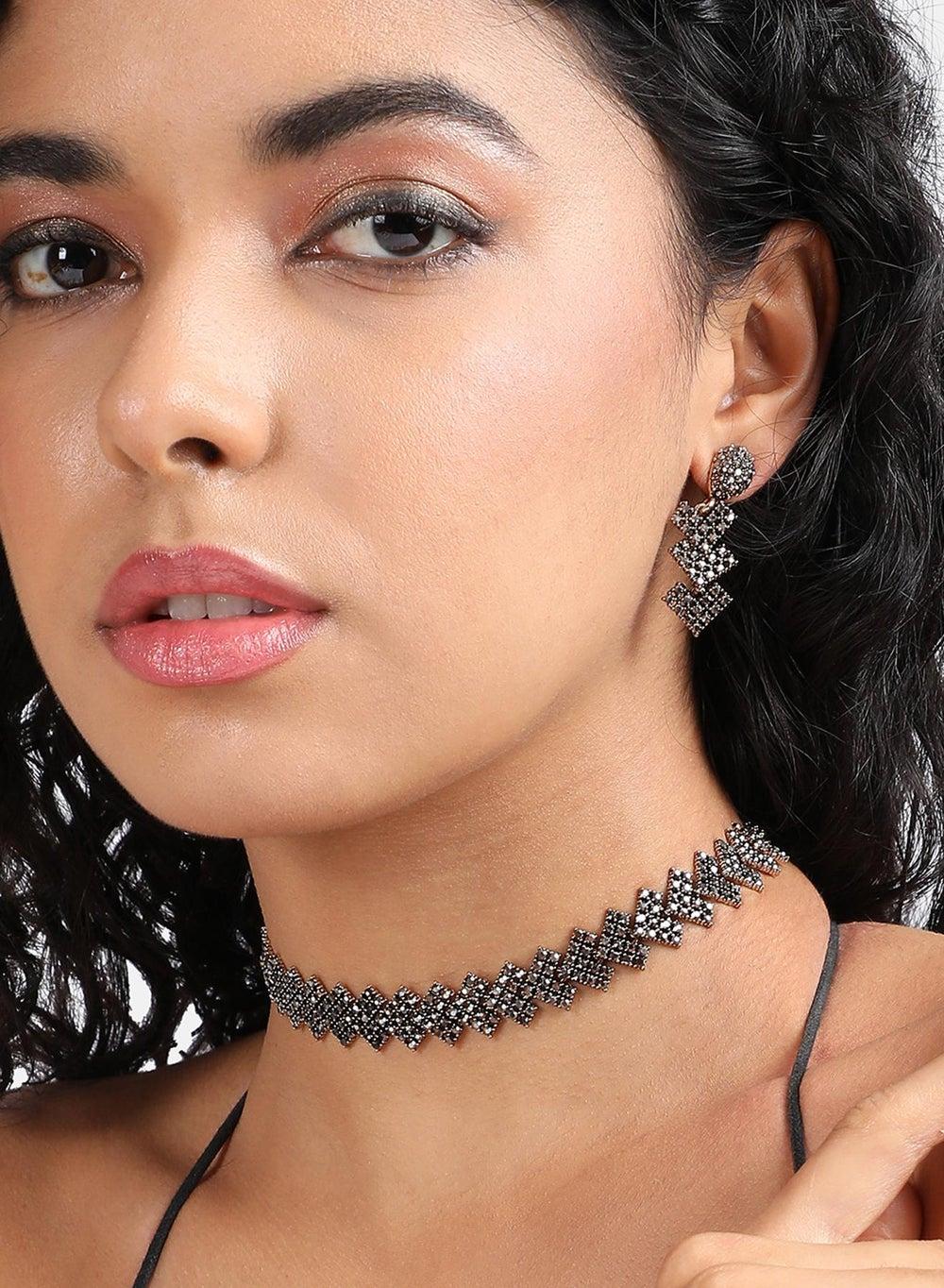 SOHI Crystal Arrowhead Elegance Set – Elevate Your Style - Image 1
