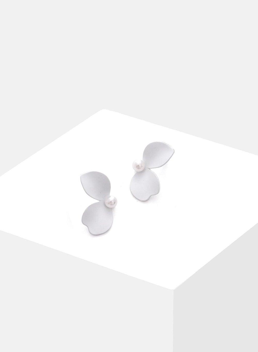 SOHI Petal Stud Earrings: A Whimsical Statement for Daily Elegance - Image 1