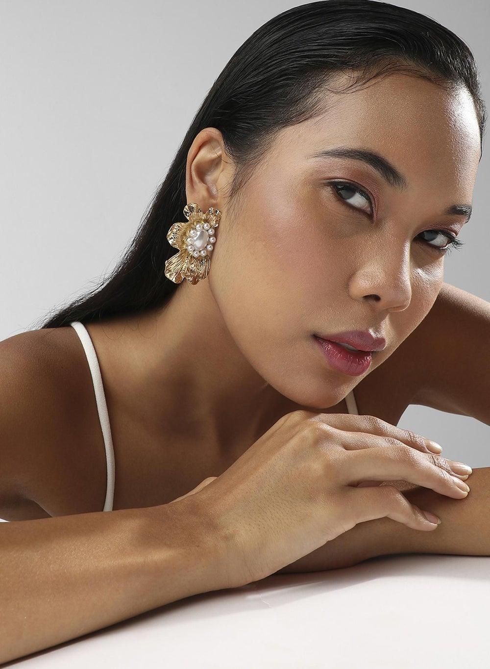 SOHI Flower Pearl Stud Earrings - Elegant Women's Accessory - Image 1