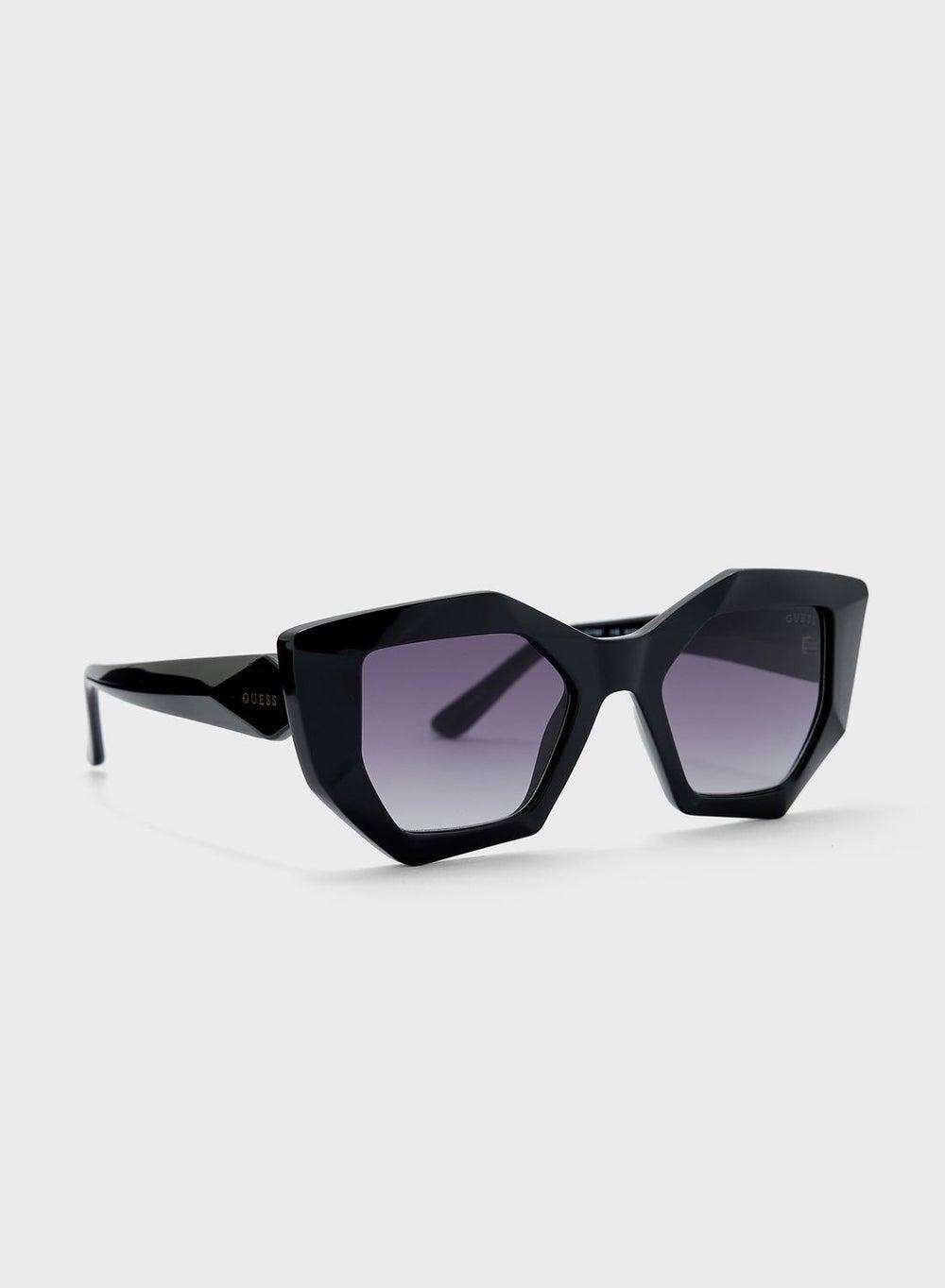 GUESS Oversized Elegance: Chic Sunglasses for Women - Image 1