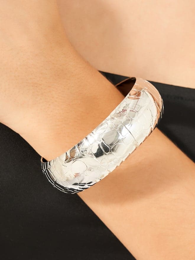 Styli Chic Metallic Chunky Bangle - Elegance for Her - Image 1
