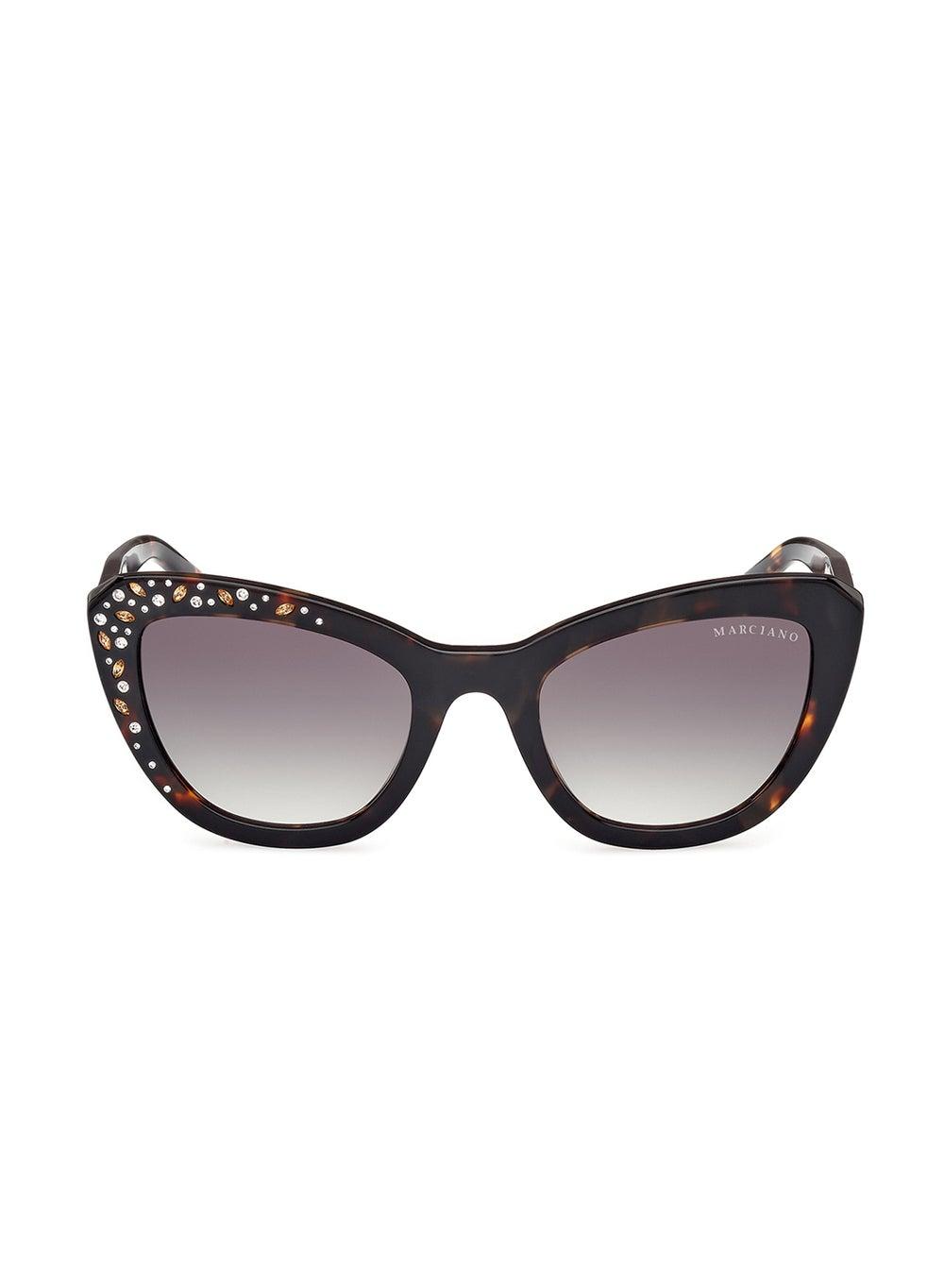 GUESS Chic Wayfarers: Timeless Sunglasses for Women - Image 1