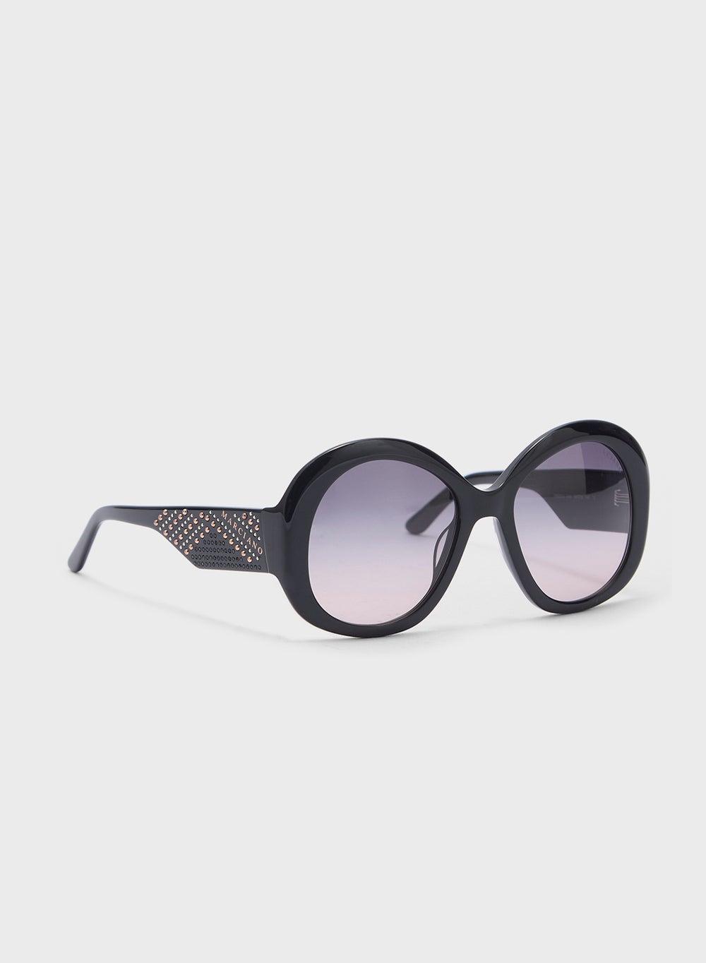 GUESS Chic Wayfarer Sunglasses for Women - Image 1