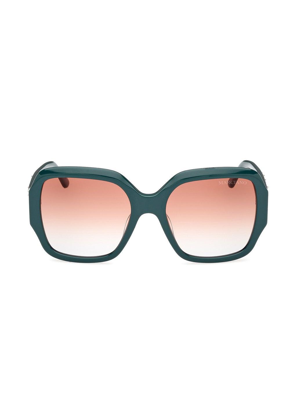 GUESS Elegant Wayfarers: Timeless Sunglasses for Women - Image 1