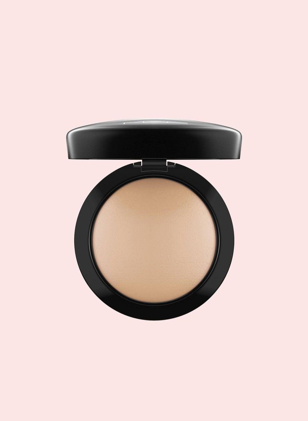 Glowing Perfection Mineralize Skinfinish - Medium Golden - Image 1