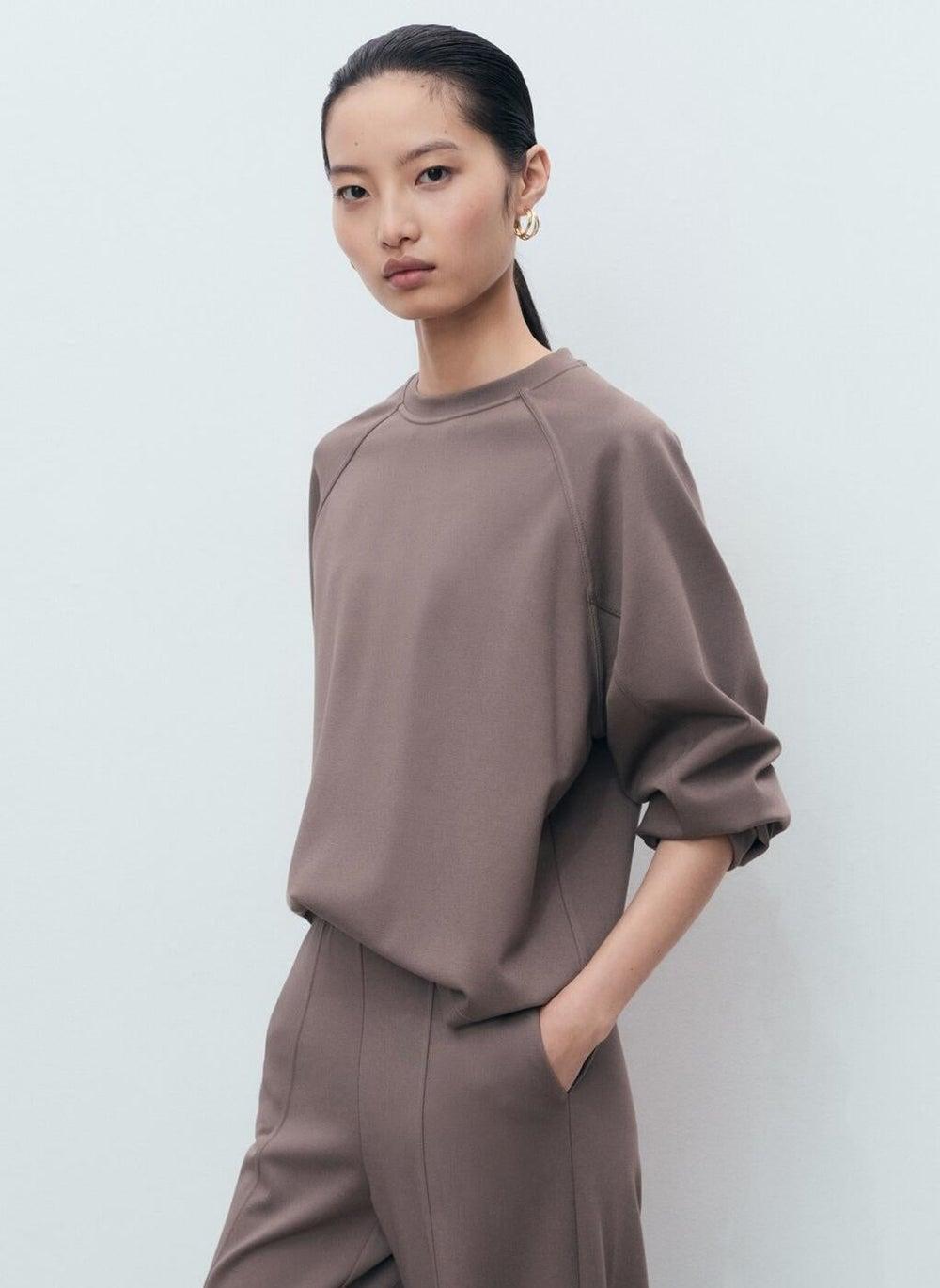 Refined Crewneck Sweatshirt for Effortless Everyday Style - Image 1
