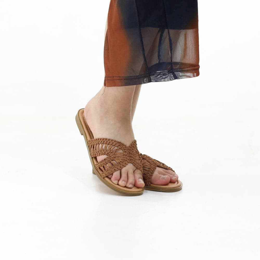 Weave Cross-Strap Flat Sandals for Effortless Style - Image 1