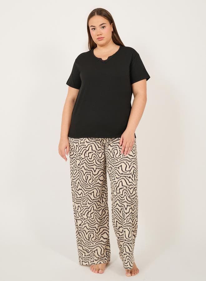 Plus Size Solid T-Shirt and Printed Pyjama Set - Image 1