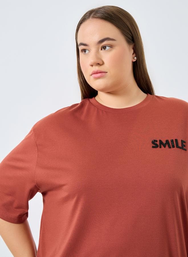 Styli Plus Size Red Slogan Print Casual T-Shirt - Image 1