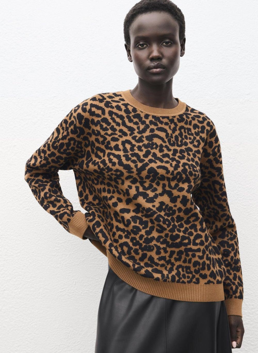 Leopard-Print Fine-Knit Round Neck Sweater - Image 1
